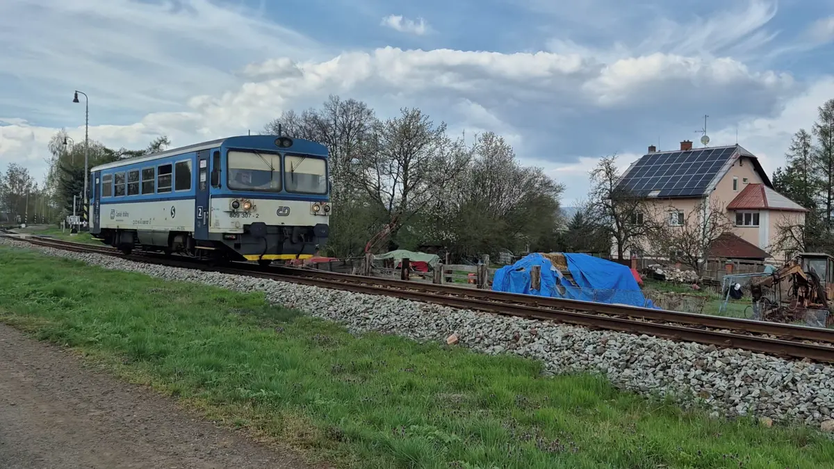 Sesuvem zničená část železnice přes České středohoří stále čeká na opravu. Nejsou peníze