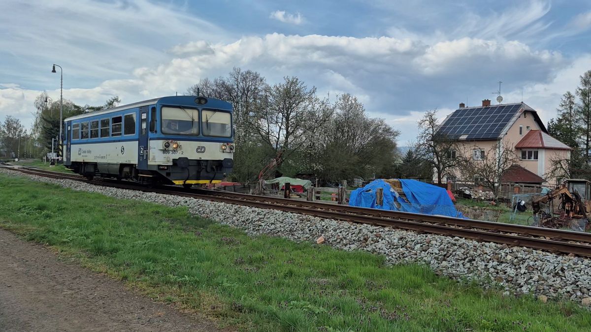 Sesuvem zničená část železnice přes České středohoří stále čeká na opravu. Nejsou peníze