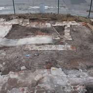 Základy jihovýchodní schodišťové věže, snad i se základem prvního stupně schodiště (vpravo nahoře)