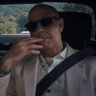 Stanley Tucci jako Nigel má k Mirandě v podání Meryl Streepové pracovně stále velmi blízko.