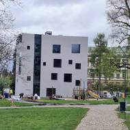 Stavba nové knihovny ve Skálově ulici při pohledu z parku.