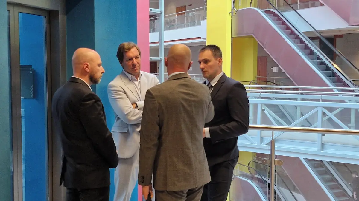 Strážníci v Brně se vykašlali na bezdomovce, kterého pak přejelo auto. Končí v uniformě