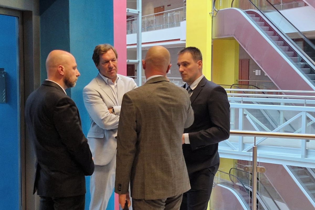 Strážníci v Brně se vykašlali na bezdomovce, kterého pak přejelo auto. V uniformě končí