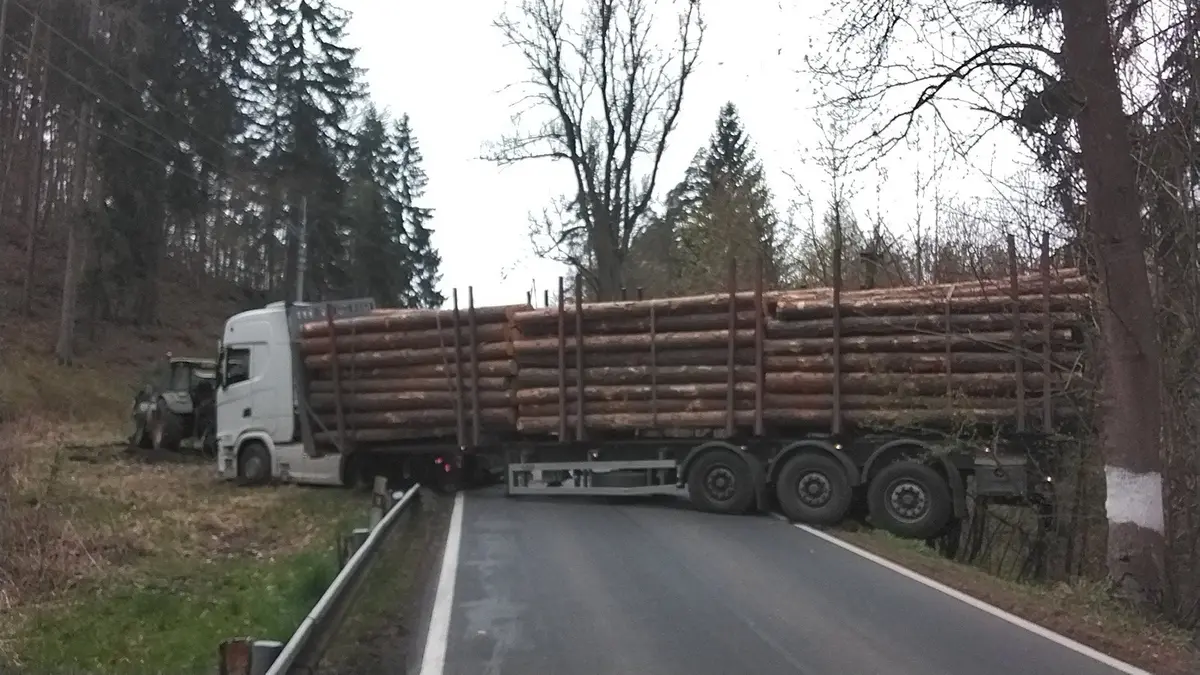 Nevídaná drzost opilého řidiče kamionu. Zablokoval silnici, pak odjel, ač měl dvě promile