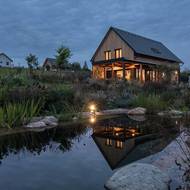 Dešťová voda je svedena do přírodního jezírka.