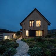 K domu vede meandrující cestička.