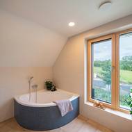 Tyrkysová barva se v domě objevuje na mnoha místech.