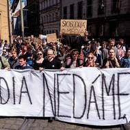 Média nedáme! Velký transparent s jasným vzkazem v čele průvodu. 