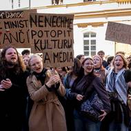 Nezávislá média - základ demokracie. Protestující souhlasí s obavou, že plánovaná změna financování by nezávislost mohla ohrozit. 