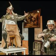 Komedii uvádí Divadlo Komediograf, které založil dramatik Luboš Balák a inscenuje v něm výhradně své hry. Nemá vlastní scénu.