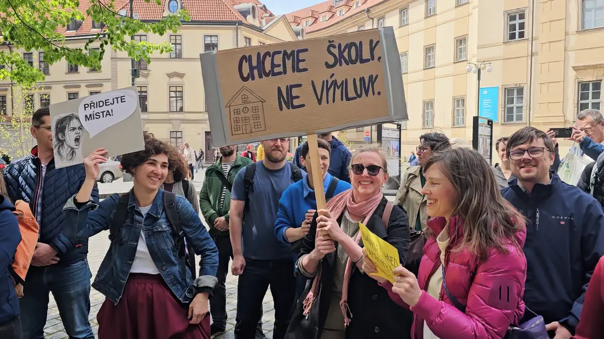 Boj o místo. Dejme dětem školy, znělo před budovou pražského magistrátu