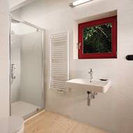 Koupelna je zařízena ve světlých barvách.