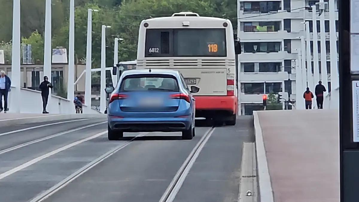I přes zákaz. Lidé nadávají na auta na novém Dvoreckém mostě v Praze