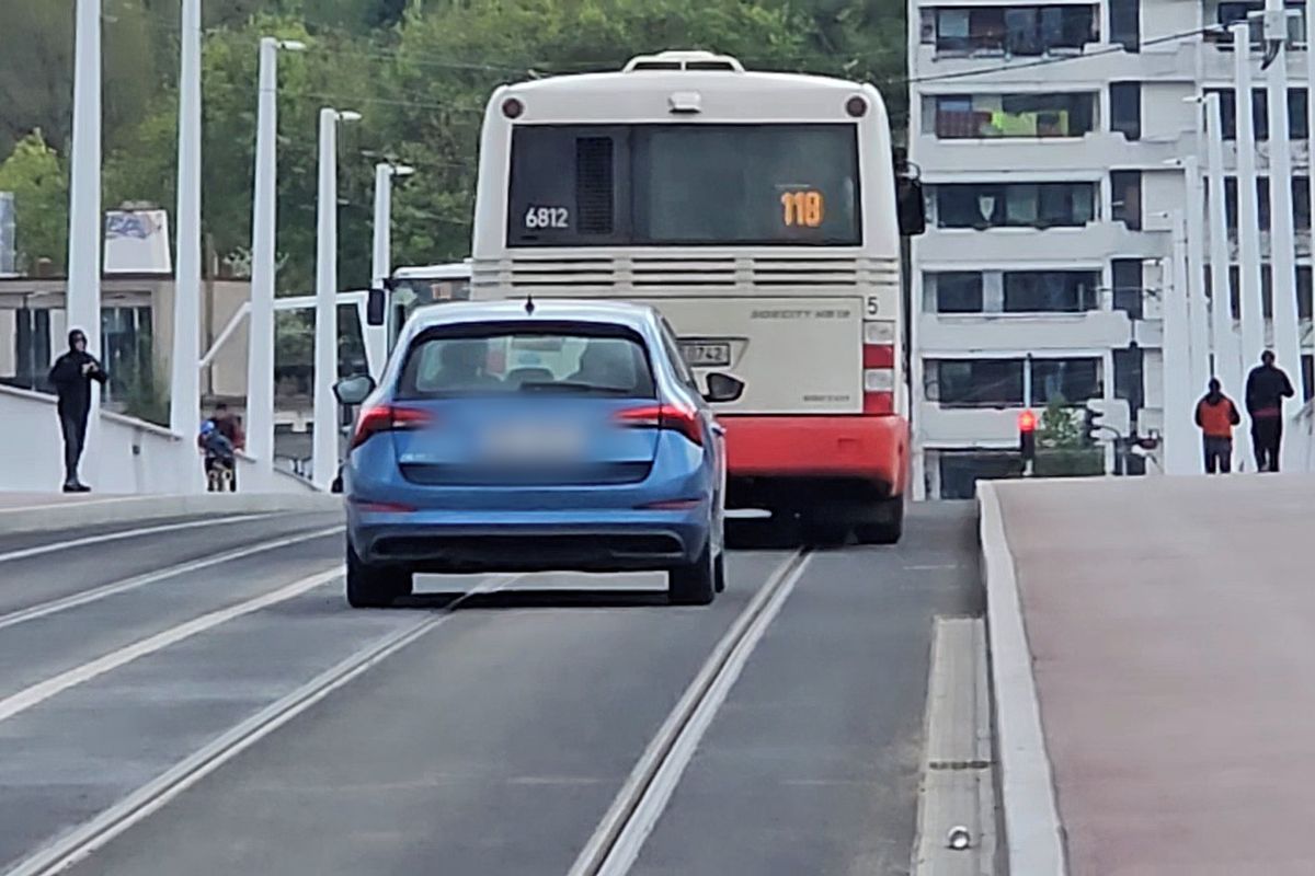 I přes zákaz. Lidé nadávají na auta na novém Dvoreckém mostě v Praze