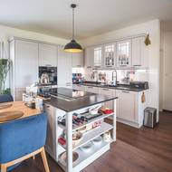 Dominantou kuchyně je ostrůvek s varnou deskou.