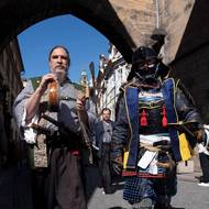 Hanami patří v Japonsku k nejoblíbenějším jarním tradicím. Lidé se během krátkého období kvetení sakur scházejí pod stromy, aby společně oslavili příchod jara a užili si pomíjivou krásu rozkvetlých květů. 