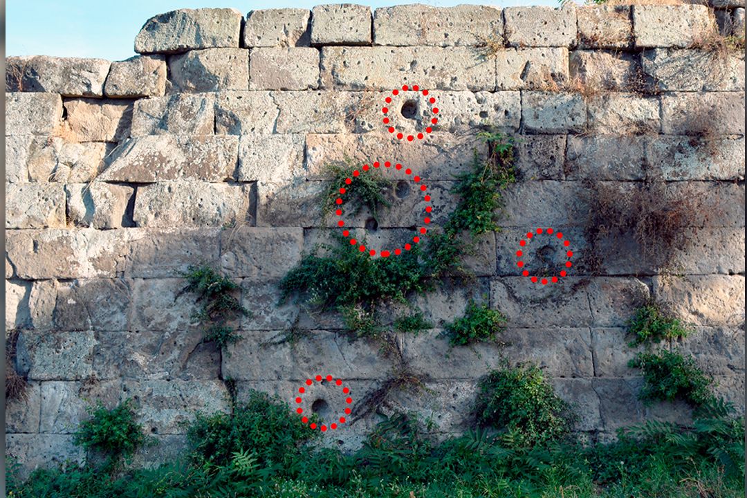 Antický „kulomet“ v Pompejích? Stopy na hradbách naznačují použití revoluční zbraně