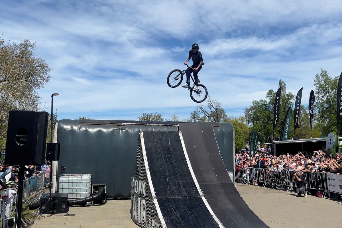 „S kolem bych šel až do hrobu.“ V Praze ukazovali freerideři akrobacii v šesti metrech nad zemí