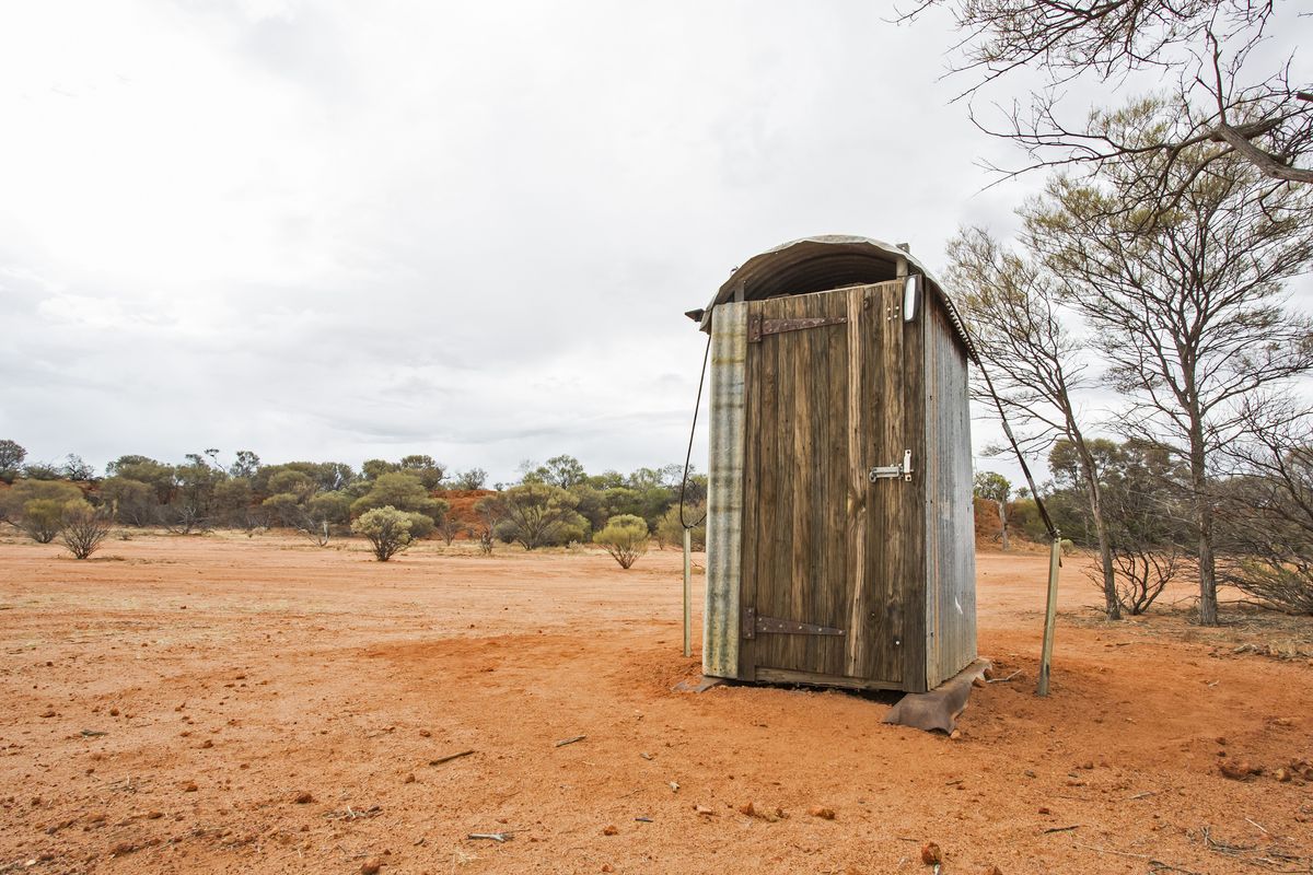 Pod Australankou se prolomila podlaha latríny. V páchnoucí jámě strávila tři hodiny