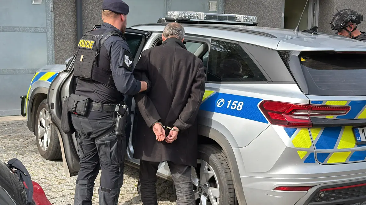 Muž v Praze střílel z okna domu