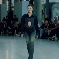 Denimový model návrháře Tobiase Schuberta, který není na pražském fashion weeku už žádným nováčkem.