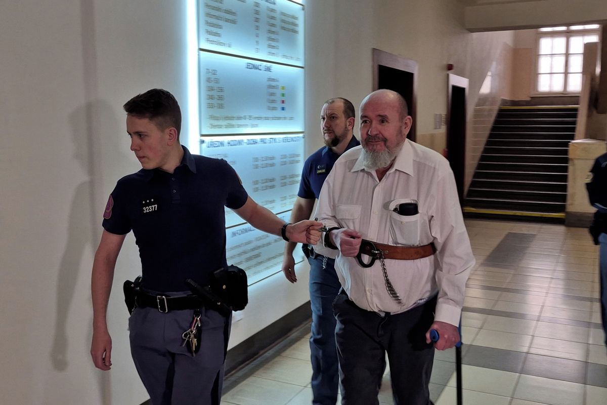 Žárlivý důchodce podpálil chatku, málem v ní uhořeli dva lidé. Dostal 15 let