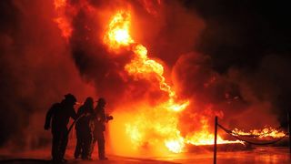 Ve Španělsku hasiči zachytili ohnivé tornádo