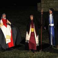 Členové židovské velerady se ve slušivých kostýmech radili, jak se Ježíše zbavit.  