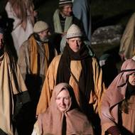 Do žďárských pašijí se zapojilo kolem 170 amatérských herců, převážně z řad místních farníků. 