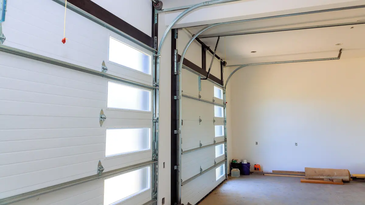 Němec bojuje s byrokracií kvůli garážovým vratům. Musí být dřevěná nebo tak vypadat, ale ta jeho jsou bílá a z kovu