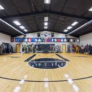 Těžko si představit, že by na celém pozemku nebyl jediný koutek vyhrazený pro basketbal. Tréninkové zázemí ale už slouží trochu jinému účelu – je zde umístěna sbírka soch hrdinů marvelovských filmů v životní velikosti.