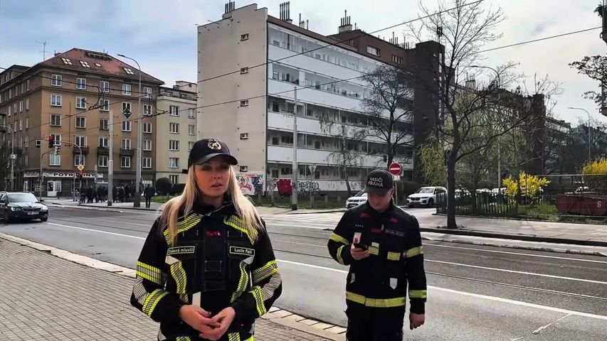 Se sluchátky ne. Kvůli nepozorným chodcům hasiči učí přecházet přes silnici v Praze