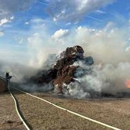 Hořící stoh u obce Nupaky na Praze-východ.