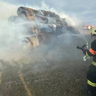 Hasiči rozhodli o kontrolovaném vyhoření stohu.