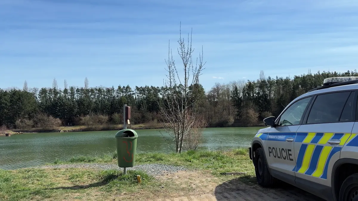 Hádka skončila strachem o život. Mladíci hodili kamaráda do přehrady, pak volali policii