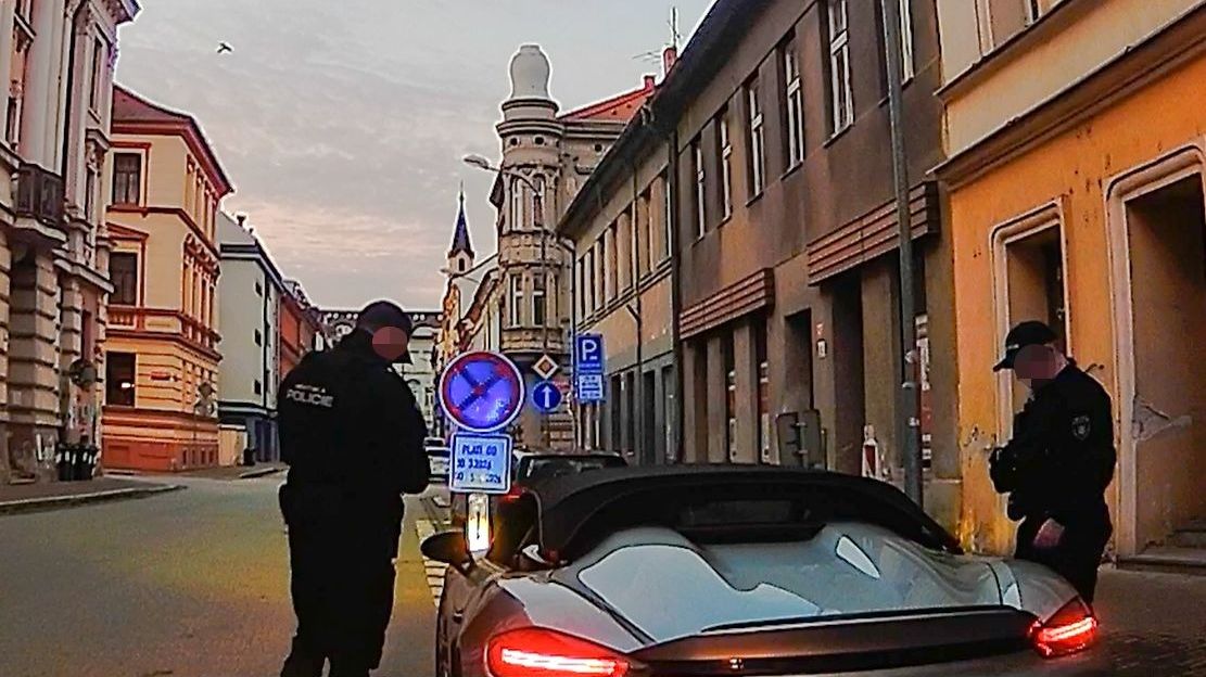 Řidič Porsche si vytruboval v Budějovicích. Před strážníky se oháněl demokracií