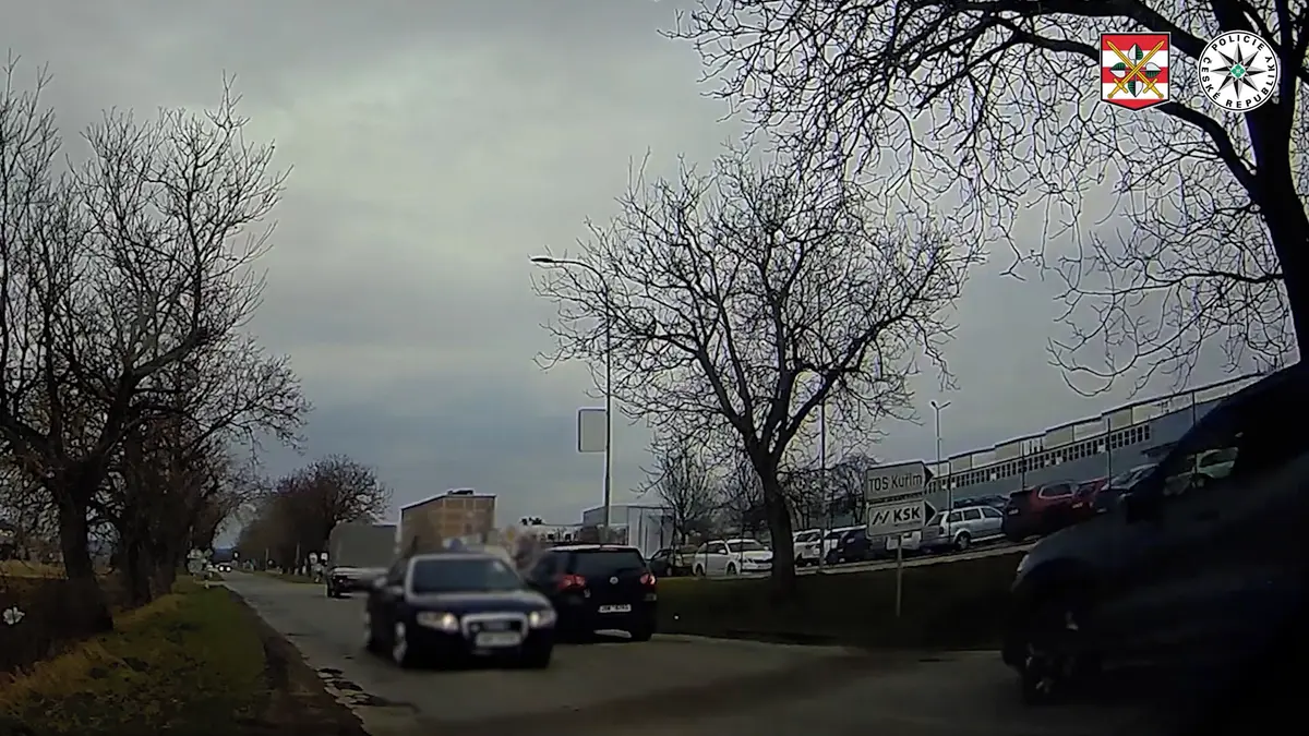 Chtěl si vyzkoušet kamarádův kabriolet, na útěku před policisty pak dojel rovnou před kuřimskou věznici