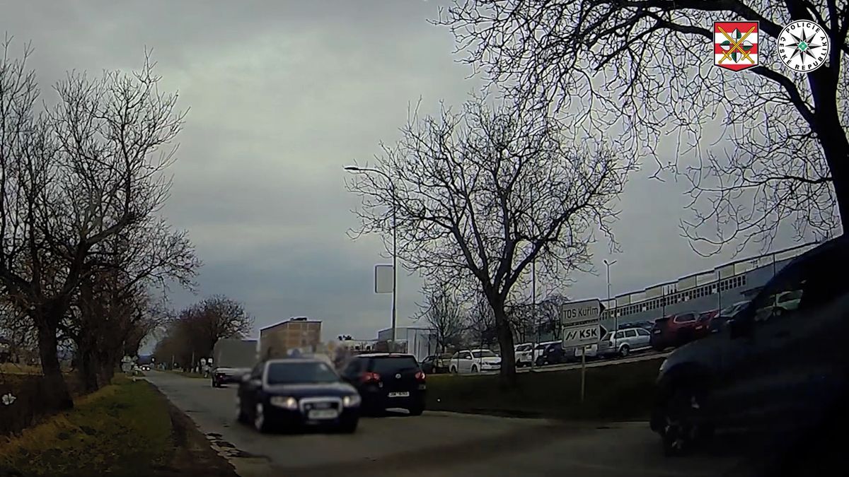 Chtěl si vyzkoušet kamarádův kabriolet, na útěku před policisty pak dojel rovnou před kuřimskou věznici