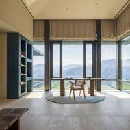 Interiér vily jako by rozmlouval s okolní krajinou. Všimněte si, jak nařasení textilie imituje mraky.