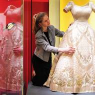 Korunovační šaty královny Alžběty II. navrhl britský módní návrhář Norman Hartnell. Byl tvůrcem i svatebních šatů.