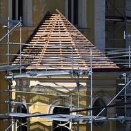 Obec na střechu získala dotaci 600 tisíc korun od Karlovarského kraje z programu na rozvoj venkova. Další dvě žádosti o dotaci podala na ministerstvo pro místní rozvoj, o těch však doposud nebylo rozhodnuto.