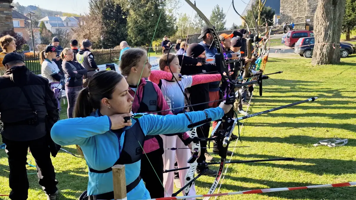 Hrad Šternberk obsadili golfisté s luky, šípy tam létaly ze všech stran