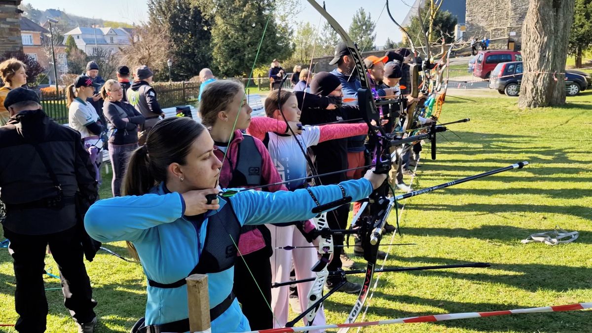 Hrad Šternberk obsadili golfisté s luky, šípy tam létaly ze všech stran