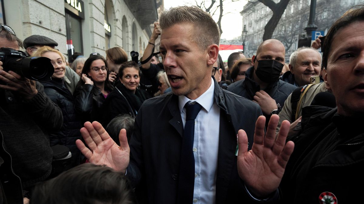 Zítra se osvobodíme od korupce a nesnášenlivosti, burcoval Magyar. Orbán sliboval překvapení