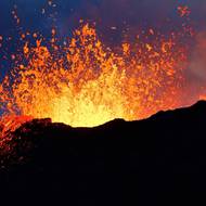 Noční erupce sopky Piton de la Fournaise