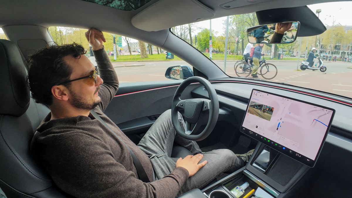 Autonomní Tesly už křižují Amsterdam. Nepozornost neodpouští