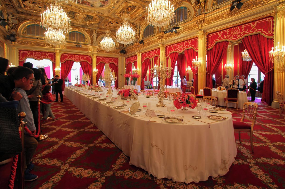 Macronův pokladník rozkradl v Elysejském paláci nádobí za miliony. Dostal dva roky