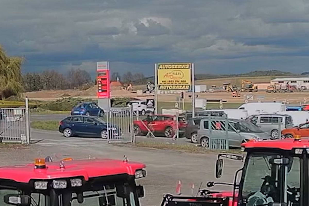 Muž šel na ženu s klackem, ukázalo video ze servisu na Písecku