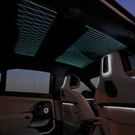 Kabina má propracované ambientní osvětlení. 