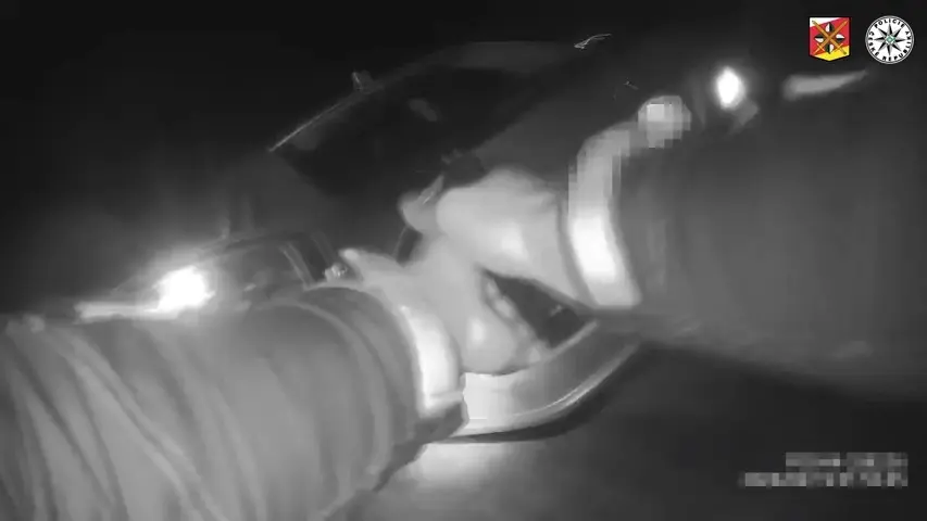 Opilý řidič ujížděl Hradcem Králové, policie střílela a použila PIT manévr